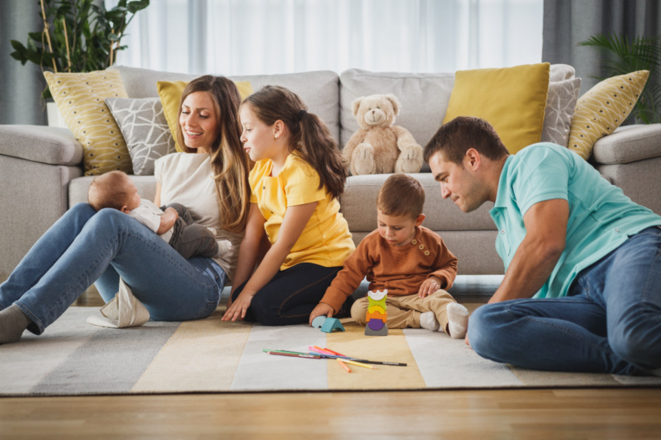 Familia disfrutando de un momento juntos en su hogar