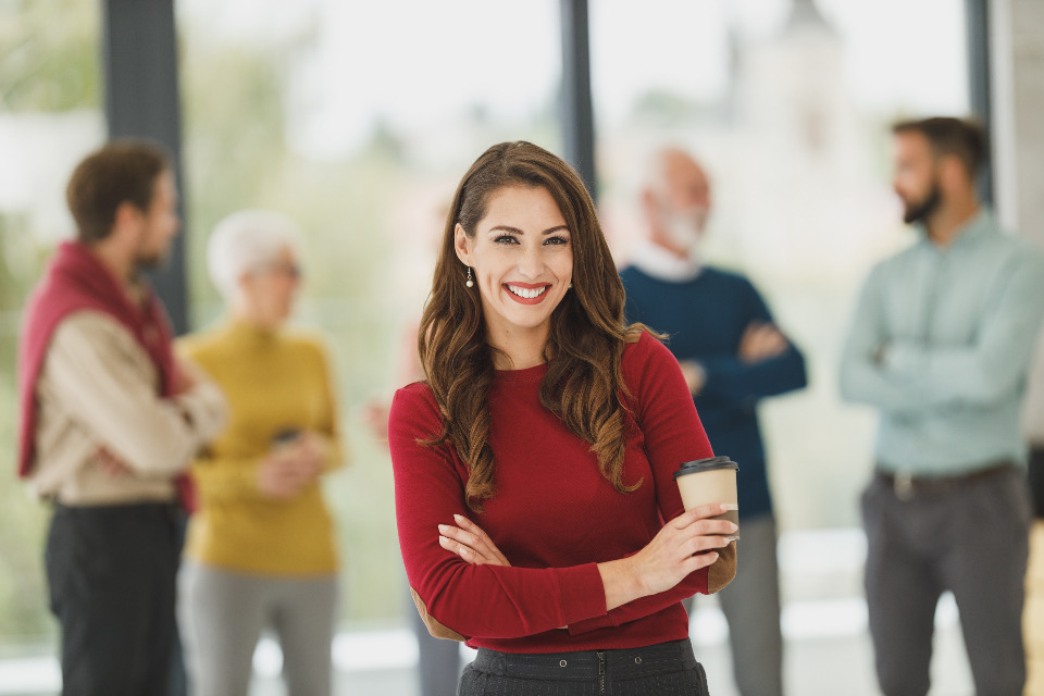 Grupo de asociados de distintas generaciones sonriendo